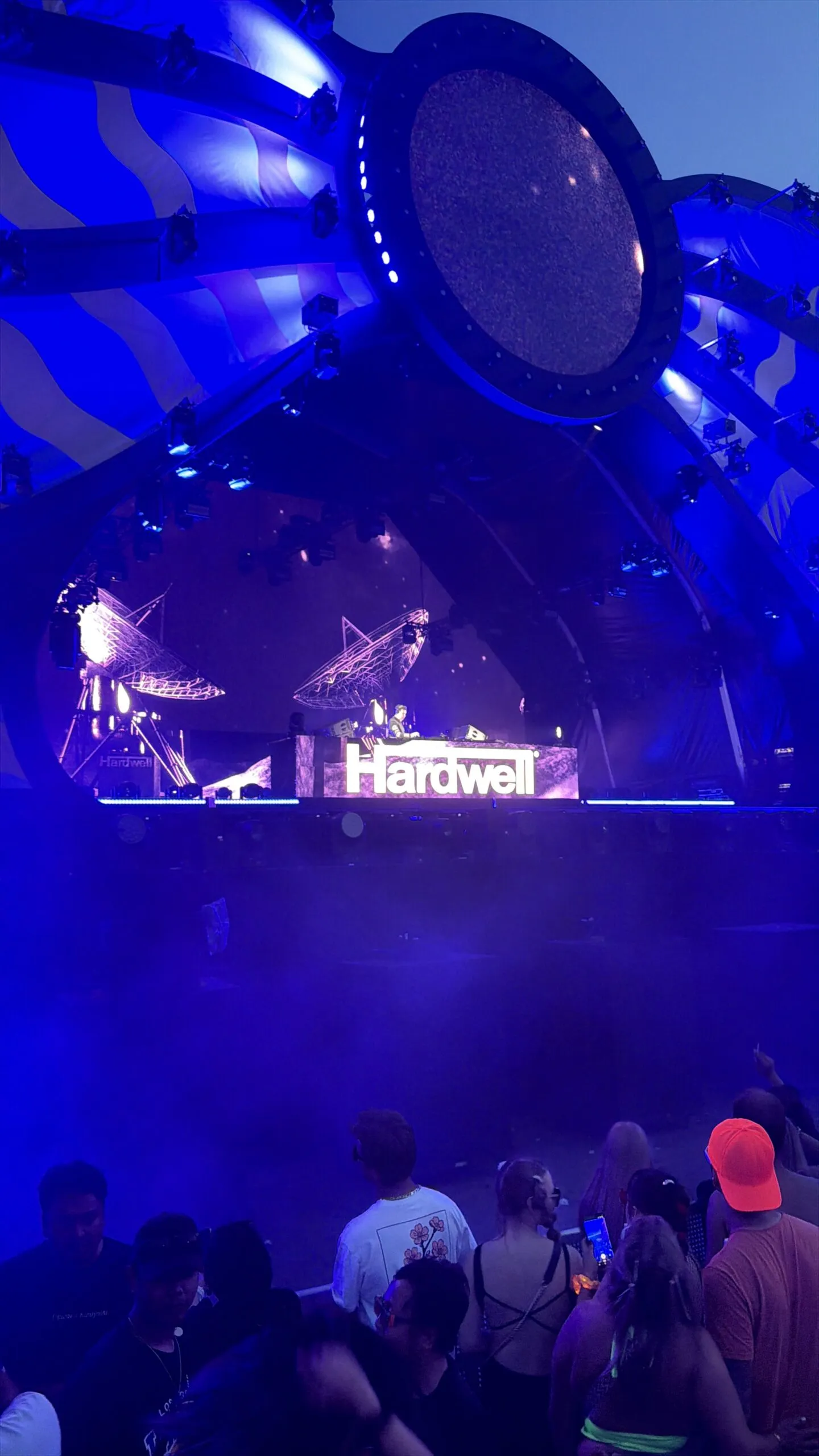 Hardwell achter de draaitafels op het hoofdpodium van Dance Valley
