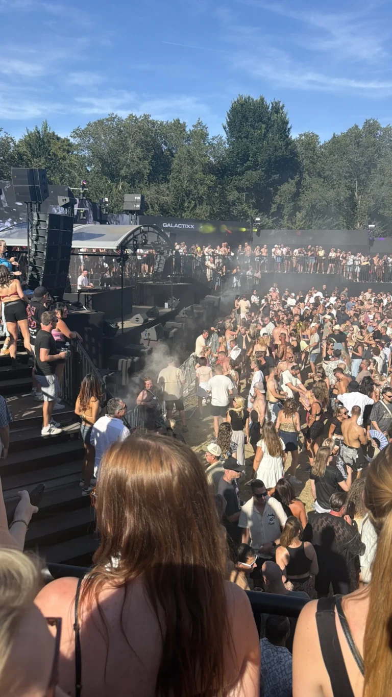 Festivalpubliek bij het Galactixx-podium op Dance Valley