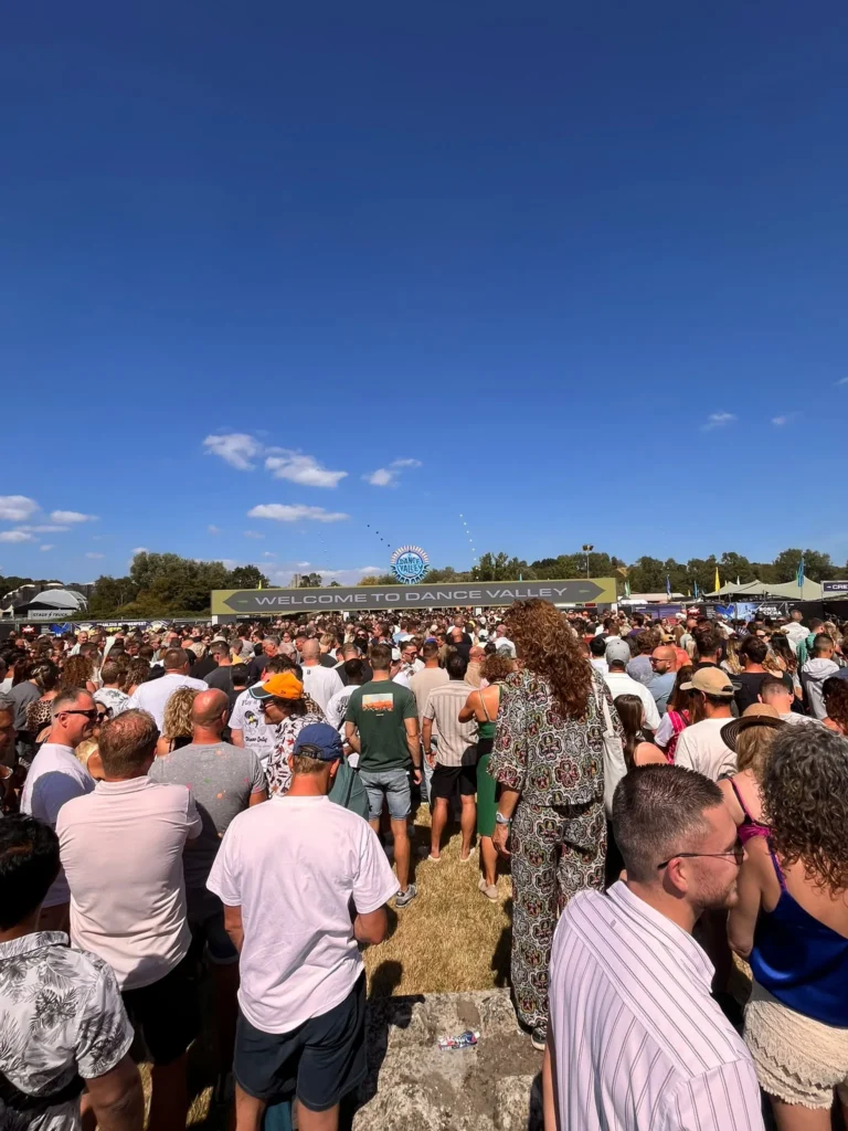 Bezoekers bij de ingang van Dance Valley