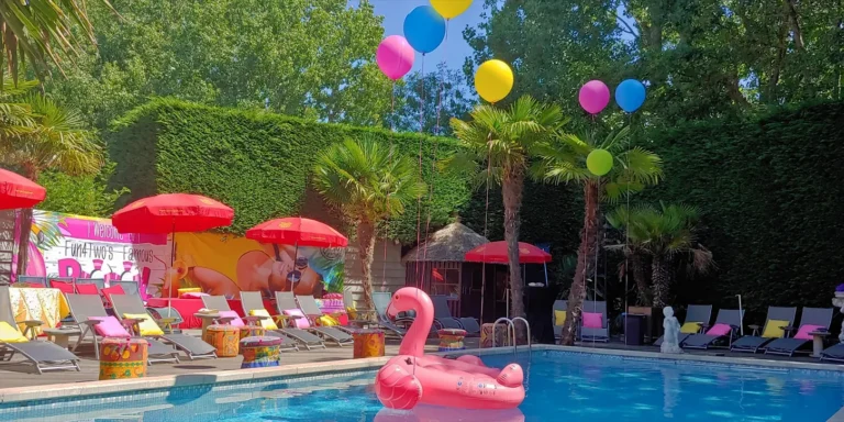 Opblaasflamingo en ballonnen bij het zwembad tijdens de Poolparty
